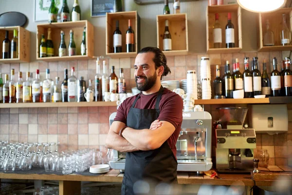 Hombre feliz, barman o camarero en el bar —  Fotos de Stock