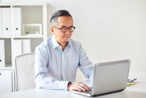 Affärsman i glasögon med laptop office — Stockfoto