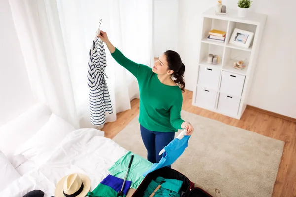 Kvinna som packar resväskan hemma eller hotellrum — Stockfoto