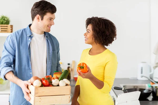 Lyckliga par med hälsosam mat på hem kök — Stockfoto