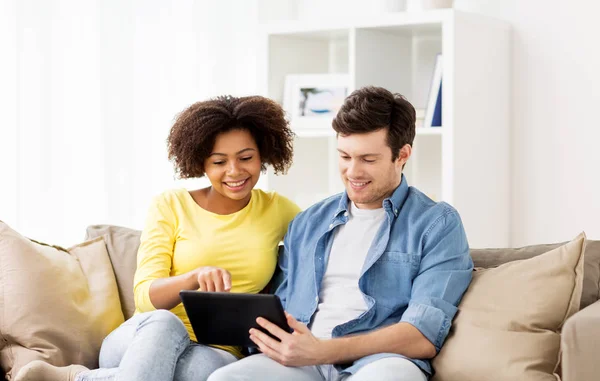 Sonriendo feliz pareja con la tableta PC en casa —  Fotos de Stock