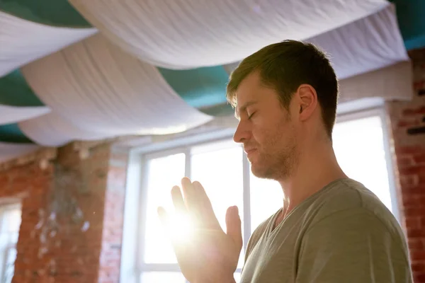 Zbliżenie człowieka medytującego w studio jogi — Zdjęcie stockowe