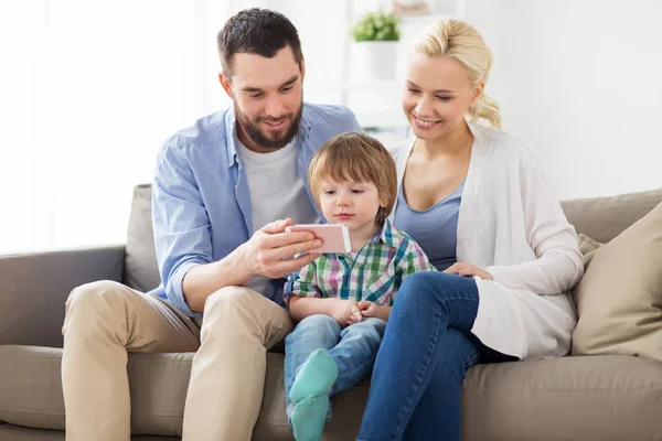 Glückliche Familie mit Smartphone zu Hause — Stockfoto