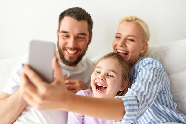 快乐的家庭在家里用智能手机自杀 — 图库照片