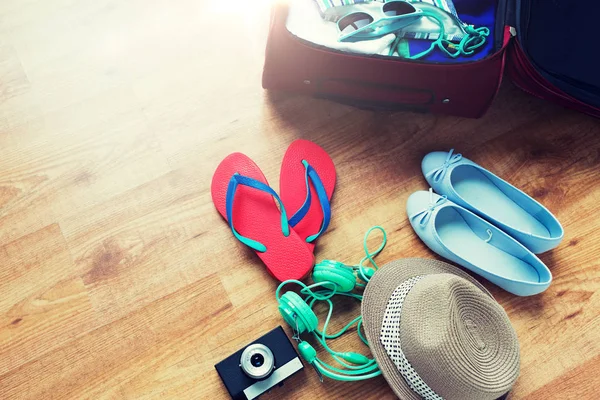 Primo piano della borsa da viaggio con vestiti e roba — Foto Stock