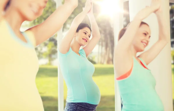 체육관에서 운동 하는 행복 한 임산부 — 스톡 사진