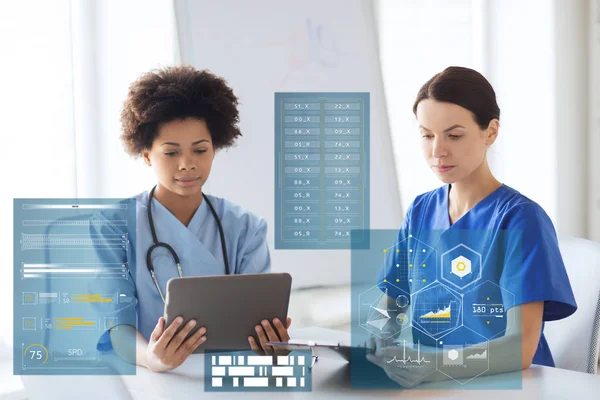 Doctors with tablet pc and clipboard at hospital — Stock Photo, Image