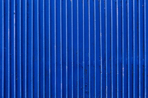 Powierzchnia drzwi rowkowana w stare metalowe malowane niebieski — Zdjęcie stockowe