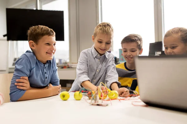 Niños con kit de invención en la escuela de robótica — Foto de Stock