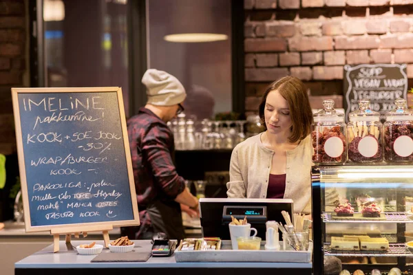 Femme barman au café ou café cashbox — Photo