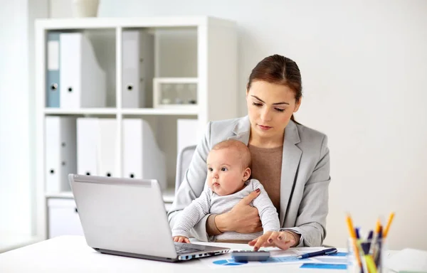 Mujer de negocios con bebé trabajando en la oficina — Foto de Stock