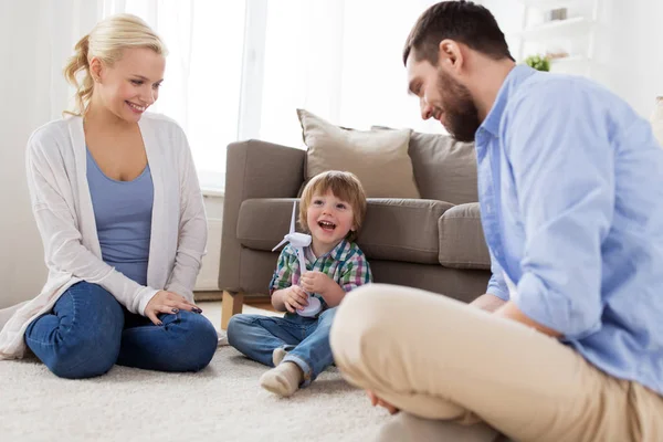 Lycklig familj leker med leksak vindkraftverk — Stockfoto