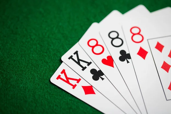 Poker eli oyun kağıdı yeşil casino kumaş üzerine — Stok fotoğraf