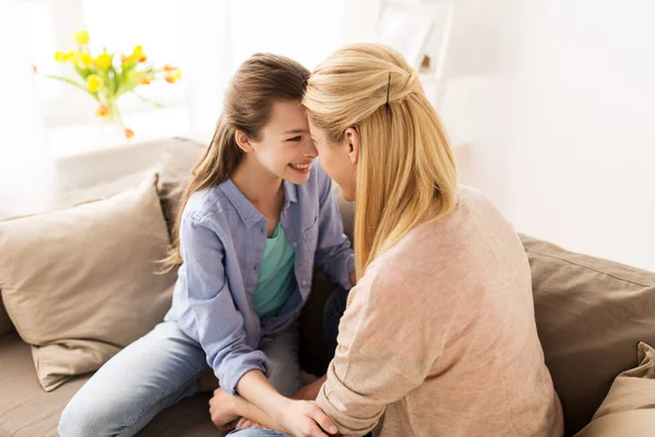 Feliz família sorridente de menina e mãe em casa — Fotografia de Stock