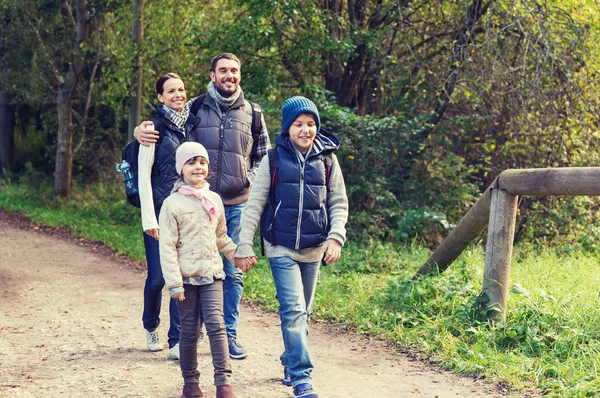 Famille heureuse avec sacs à dos randonnée dans les bois — Photo