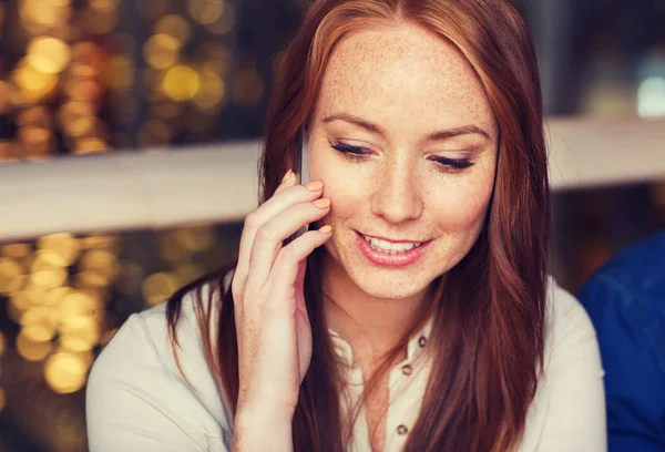 Mujer feliz llamando en el teléfono inteligente en el restaurante —  Fotos de Stock
