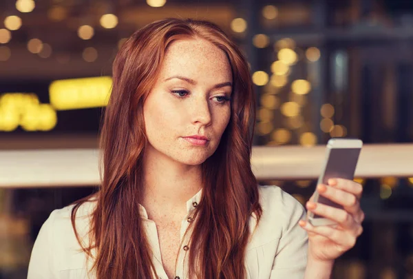 Mulher com smartphone e café no restaurante — Fotografia de Stock