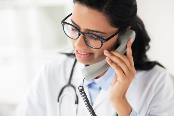 Médecin en lunettes appelant au téléphone à l'hôpital — Photo