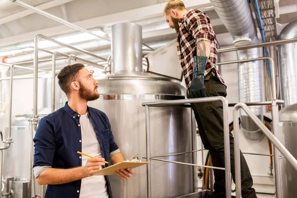 Muži se schránkou v řemeslném pivovaru nebo pivním závodě — Stock fotografie