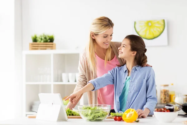 Family cooking dinner using tablet pc at kitchen — Stock Photo, Image