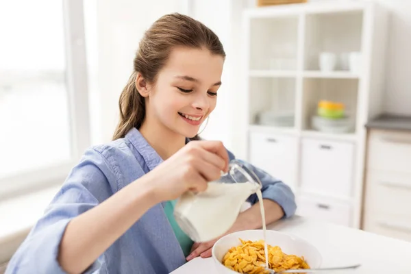 Chica feliz desayunando en casa cocina —  Fotos de Stock