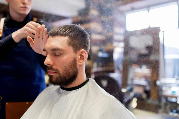 Barbiere applicare spray styling ai capelli maschili — Foto Stock