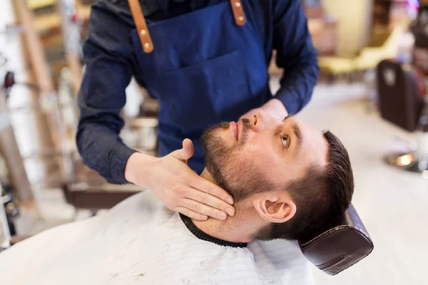 Barbeiro aplicando loção aftershave para o pescoço masculino — Fotografia de Stock