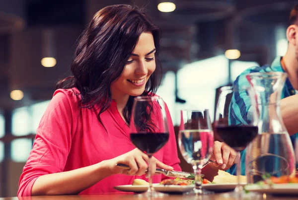Счастливая женщина, ужинающая в ресторане — стоковое фото