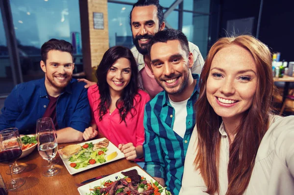 Amigos tirando selfie por smartphone no restaurante — Fotografia de Stock