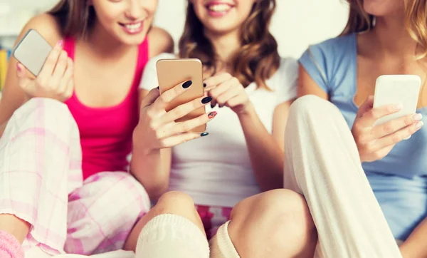 Amici o ragazze adolescenti con smartphone a casa — Foto Stock