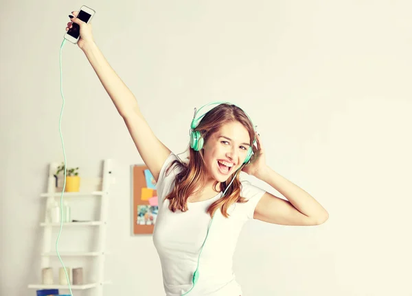 Boldog asszony fejhallgató ihaving szórakoztató otthon — Stock Fotó
