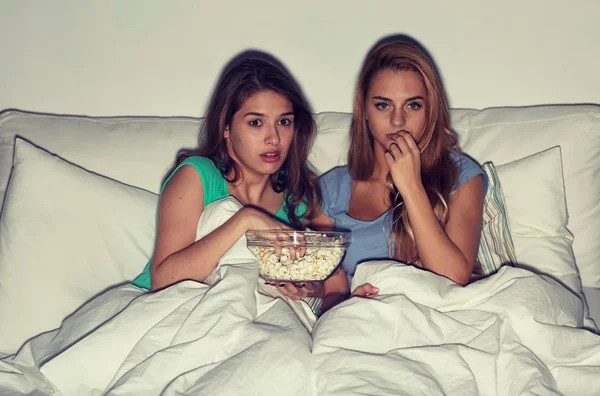 Друзья с попкорном и смотреть телевизор дома — стоковое фото