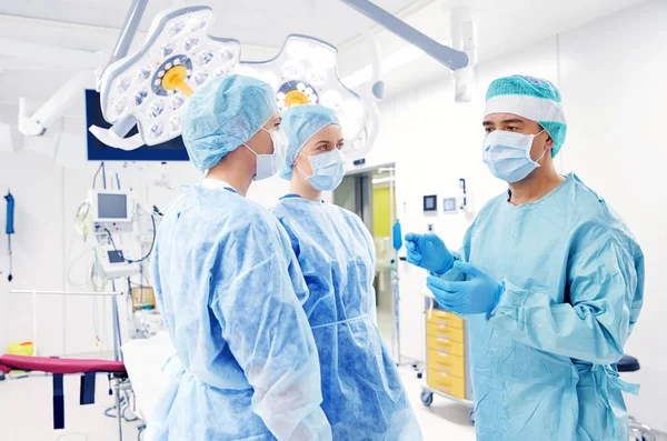 Grupo de cirurgiões em centro cirúrgico no hospital — Fotografia de Stock