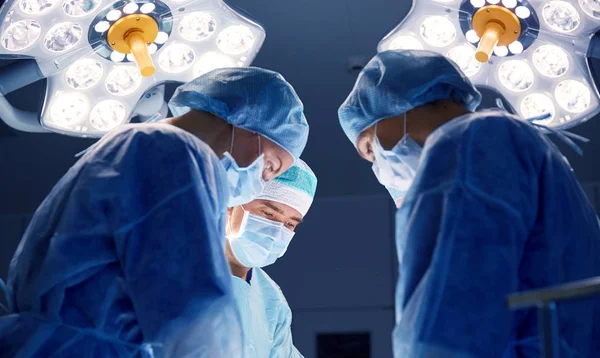 Groep van chirurgen in operatiekamer in ziekenhuis — Stockfoto