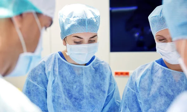 Skupina lékařů v operačním sále v nemocnici — Stock fotografie