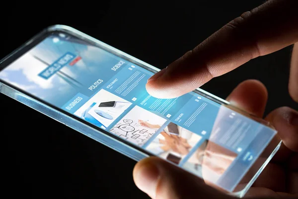 Üzleti weblap a smartphone képernyő kezet — Stock Fotó