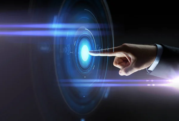 Мужская рука указывающая пальцем на виртуальную проекцию — стоковое фото