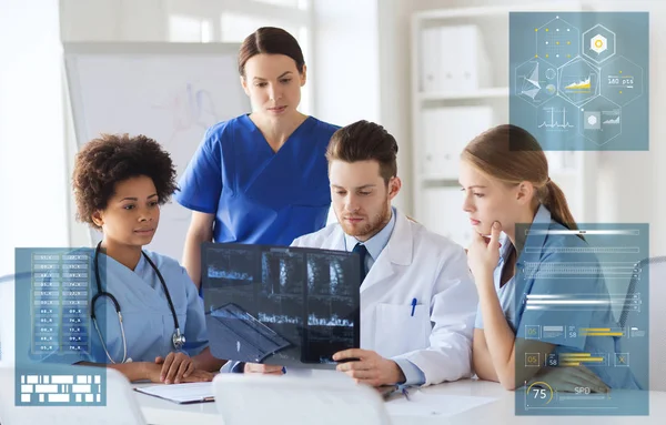 Group of doctors discussing x-ray scan at hospital — Stock Photo, Image
