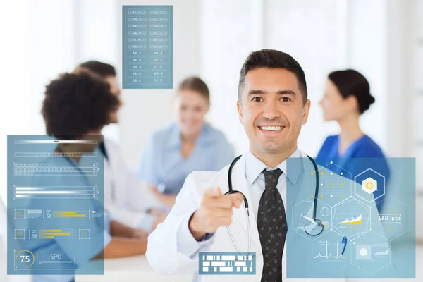 Šťastný doktor nad skupinou lékařů v nemocnici — Stock fotografie