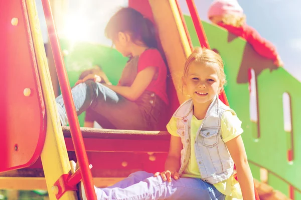 Enfants heureux sur l'aire de jeux pour enfants — Photo