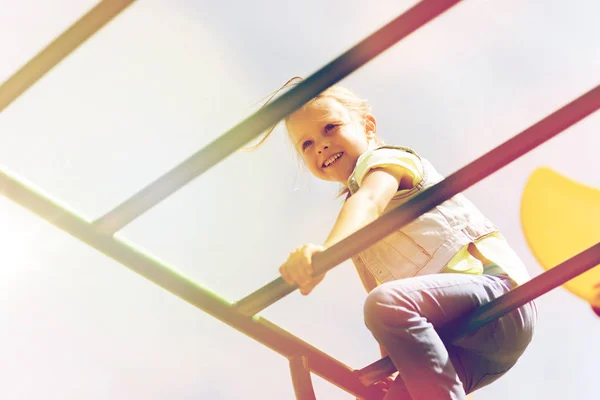 Szczęśliwa dziewczynka wspinaczka na plac zabaw dla dzieci — Zdjęcie stockowe