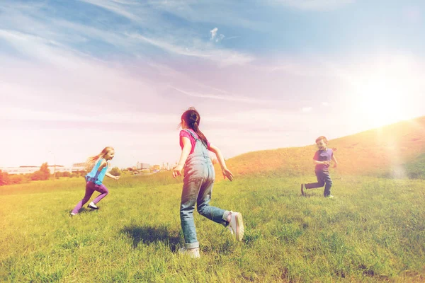 Gruppe glücklicher Kinder, die im Freien laufen — Stockfoto