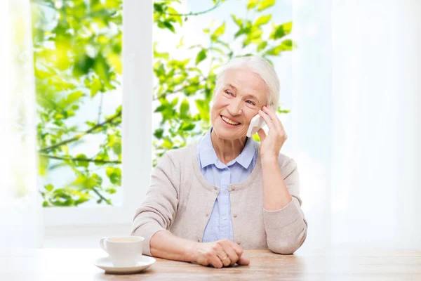 Mujer mayor con teléfono inteligente llamando a casa — Foto de Stock