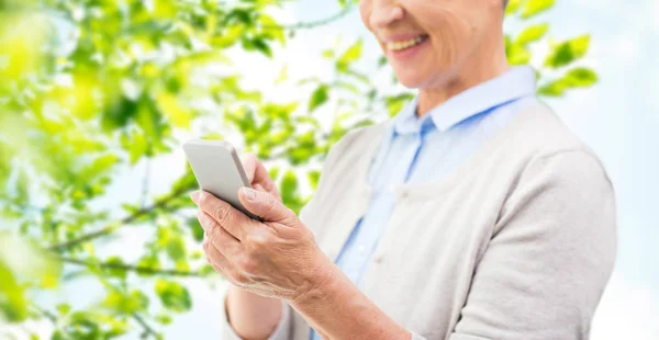 Primo piano di donna anziana con sms smartphone — Foto Stock