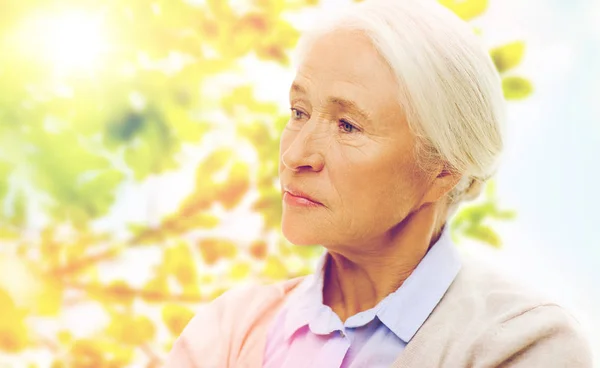 Donna anziana faccia su sfondo verde naturale — Foto Stock