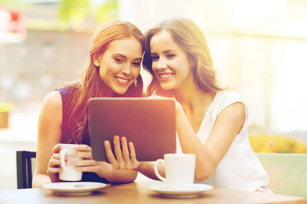 Mulheres jovens com tablet pc e café no café — Fotografia de Stock