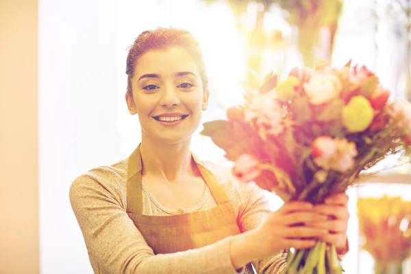 Uśmiechnięta kobieta Kwiaciarnia co kilka w kwiaciarni — Zdjęcie stockowe