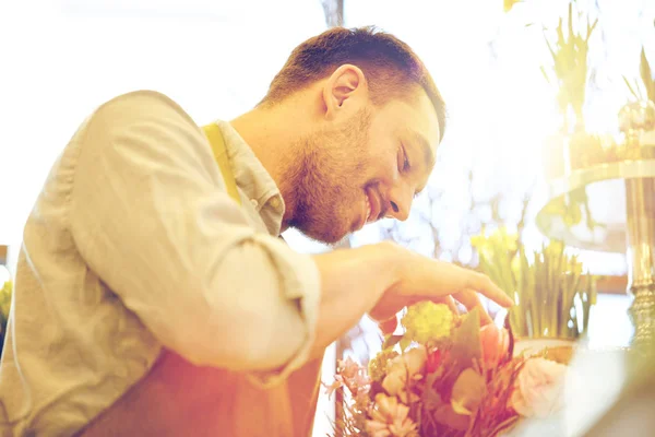 Souriant fleuriste homme faisant bouquet à fleur boutique — Photo