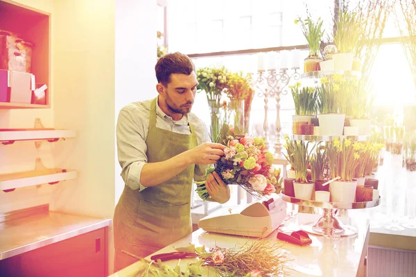 Florista homem fazendo monte na loja de flores — Fotografia de Stock