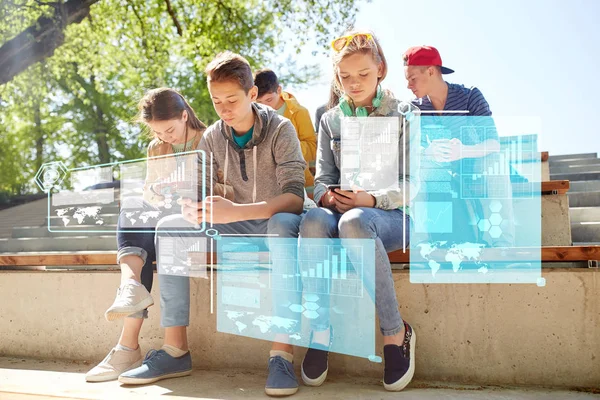 Grupo de amigos adolescentes con teléfonos inteligentes al aire libre —  Fotos de Stock